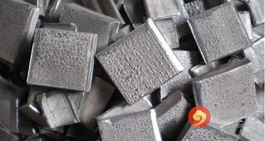 5月期鎳連續(xù)第三個(gè)月下跌，周四觸及去年6月來(lái)最低水準(zhǔn)每噸8,810美元，今年迄今下跌12%，是跌幅最大的主要基本金屬。